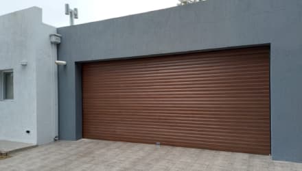 Portón enrollable imitación madera - Cortinas y Aberturas Bahía Blanca